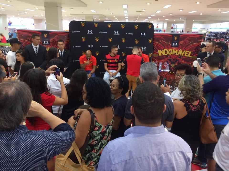 Goleiro Magro, lateral Cludio Winck e volante Fellipe Bastos participam de evento com torcida em loja de shopping na Zona Sul do Recife