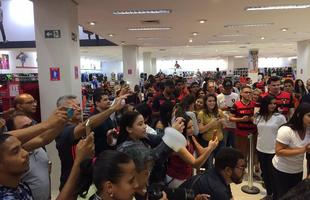 Goleiro Magro, lateral Cludio Winck e volante Fellipe Bastos participam de evento com torcida em loja de shopping na Zona Sul do Recife