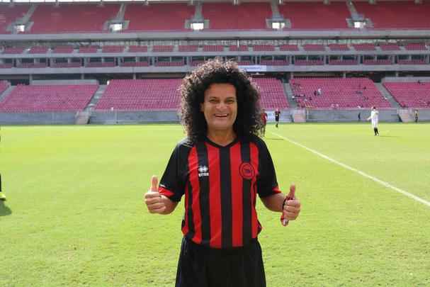 dolo do dos dolos naquele que  considerado o pior time do Mundo, Mauro Shampoo encerrou a carreira em um jogo festivo, aos 61 anos