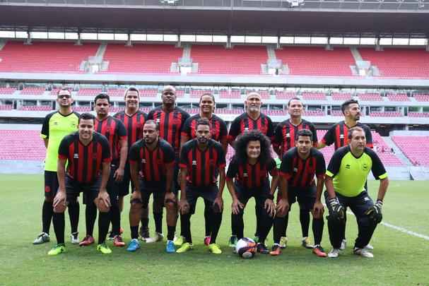 dolo do dos dolos naquele que  considerado o pior time do Mundo, Mauro Shampoo encerrou a carreira em um jogo festivo, aos 61 anos