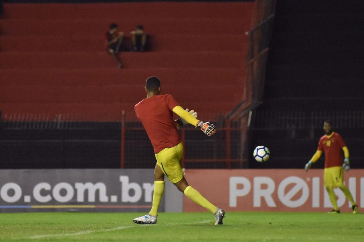 Vindo de quatro derrotas consecutivas na Série A, o Sport recebeu a Chapecoense na noite deste domingo, na Ilha do Retiro