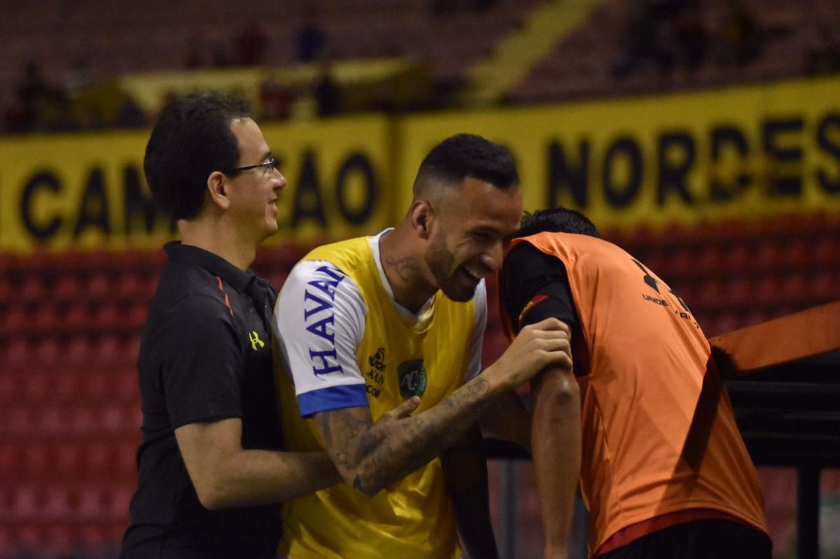 Vindo de quatro derrotas consecutivas na Série A, o Sport recebeu a Chapecoense na noite deste domingo, na Ilha do Retiro