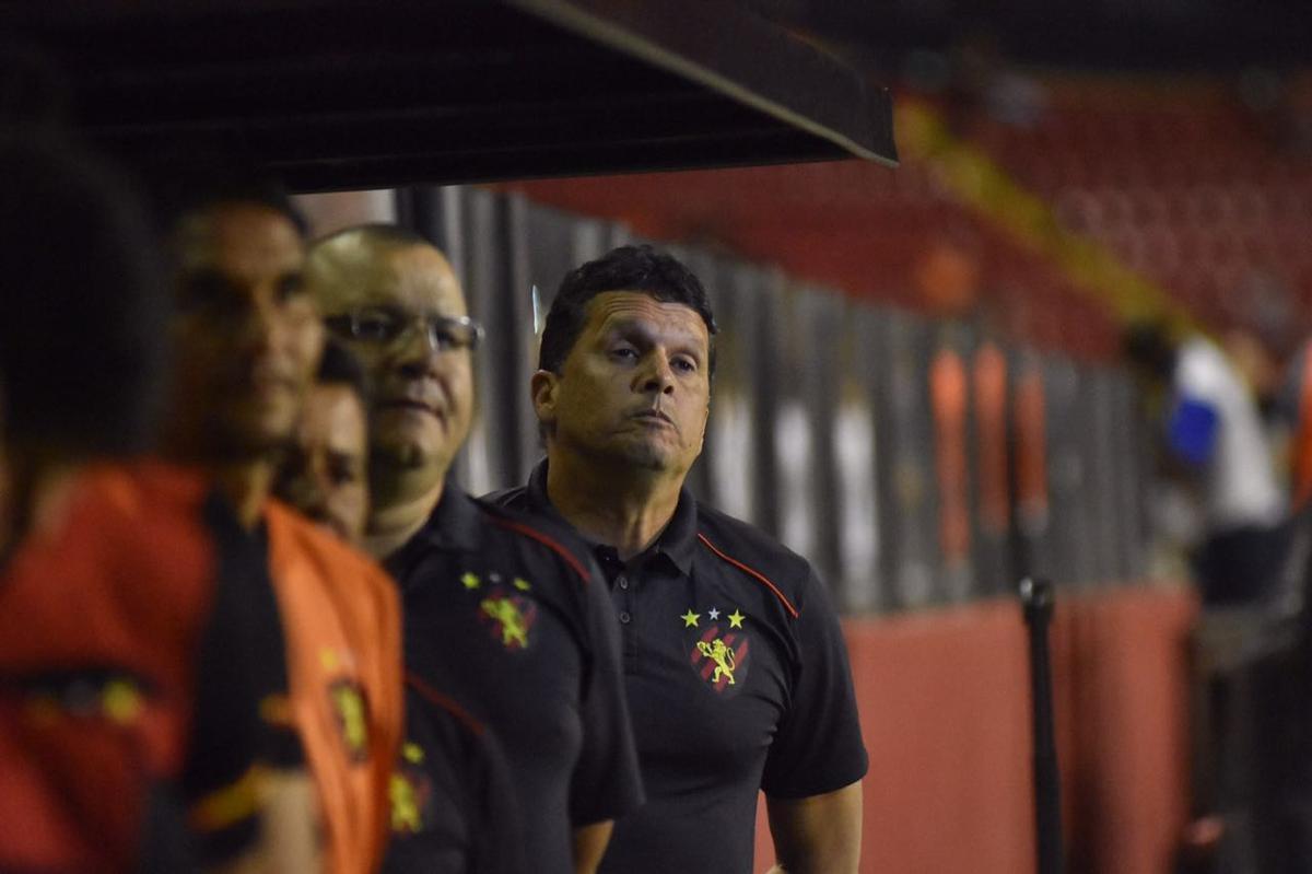 Vindo de quatro derrotas consecutivas na Série A, o Sport recebeu a Chapecoense na noite deste domingo, na Ilha do Retiro