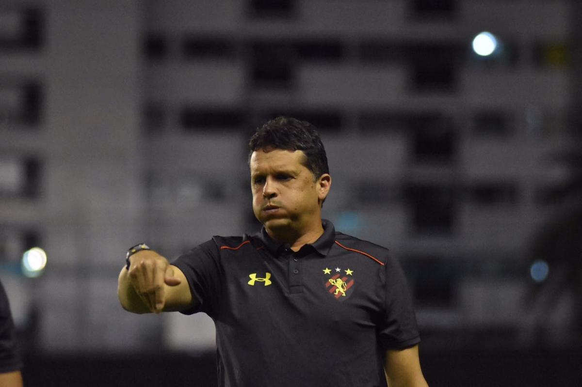 Vindo de quatro derrotas consecutivas na Série A, o Sport recebeu a Chapecoense na noite deste domingo, na Ilha do Retiro