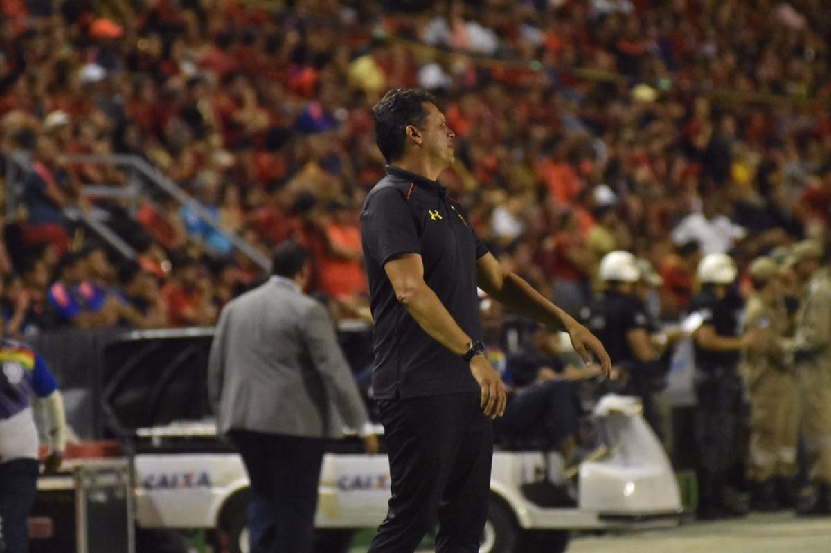 Vindo de quatro derrotas consecutivas na Série A, o Sport recebeu a Chapecoense na noite deste domingo, na Ilha do Retiro