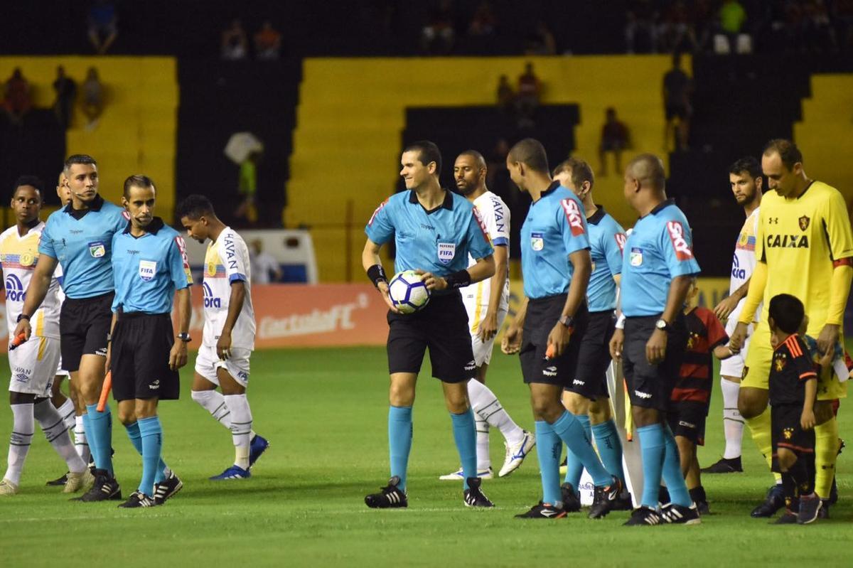Vindo de quatro derrotas consecutivas na Série A, o Sport recebeu a Chapecoense na noite deste domingo, na Ilha do Retiro