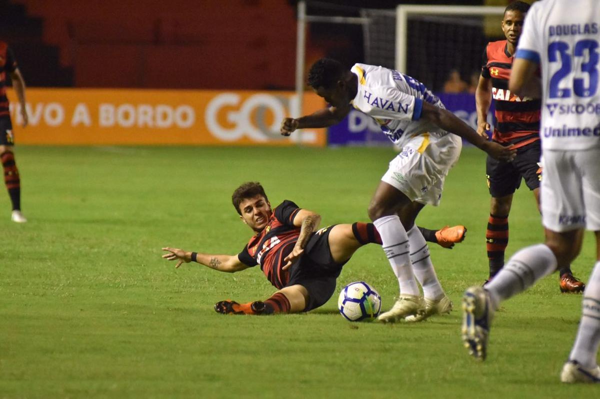 Vindo de quatro derrotas consecutivas na Série A, o Sport recebeu a Chapecoense na noite deste domingo, na Ilha do Retiro