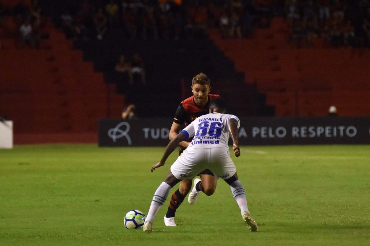 Vindo de quatro derrotas consecutivas na Série A, o Sport recebeu a Chapecoense na noite deste domingo, na Ilha do Retiro