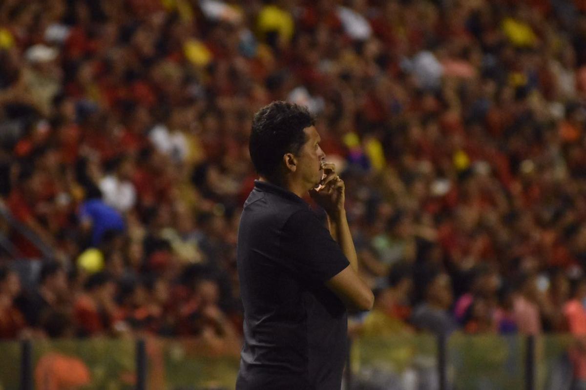 Vindo de quatro derrotas consecutivas na Série A, o Sport recebeu a Chapecoense na noite deste domingo, na Ilha do Retiro