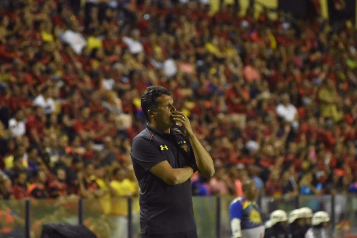 Vindo de quatro derrotas consecutivas na Série A, o Sport recebeu a Chapecoense na noite deste domingo, na Ilha do Retiro