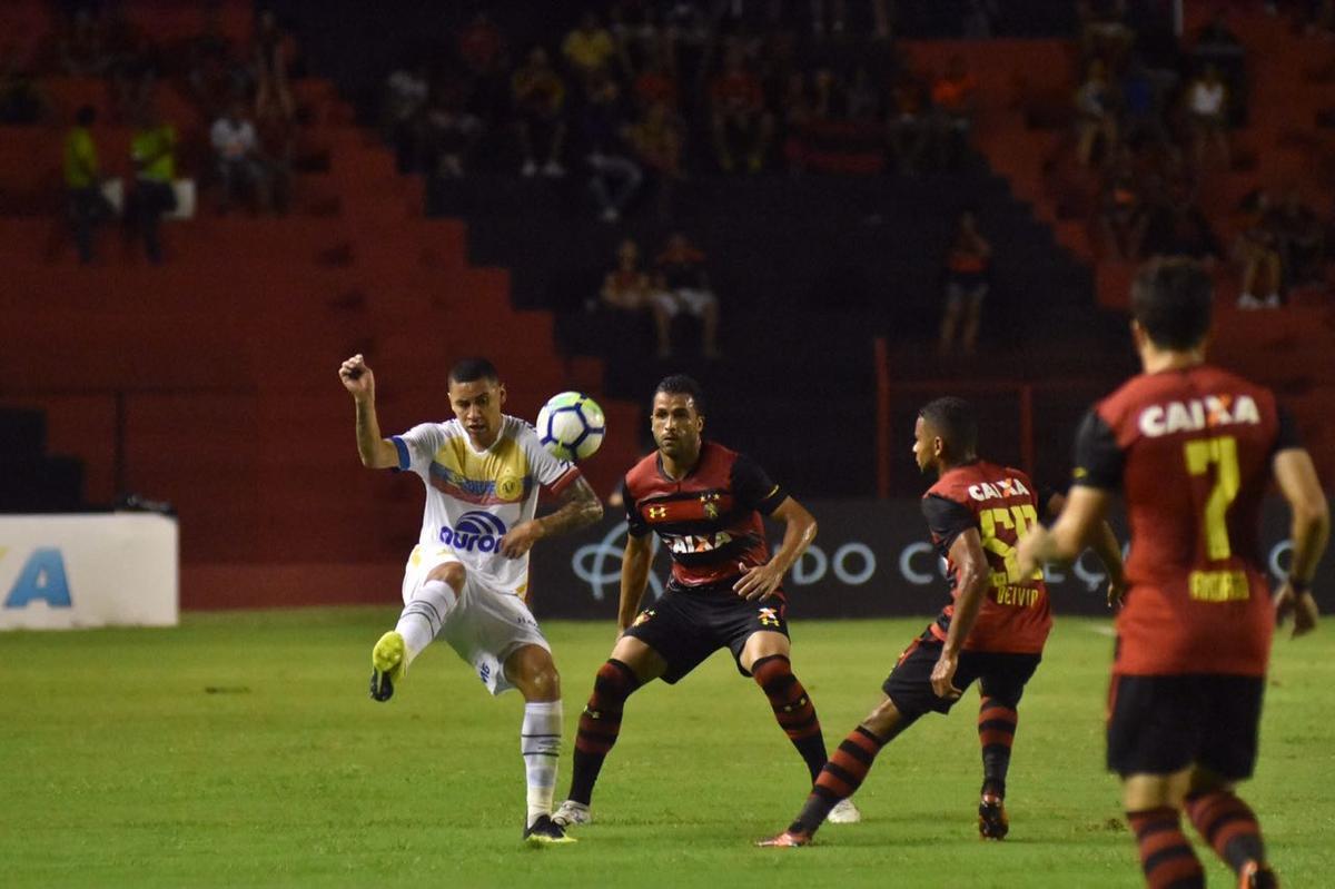 Vindo de quatro derrotas consecutivas na Série A, o Sport recebeu a Chapecoense na noite deste domingo, na Ilha do Retiro