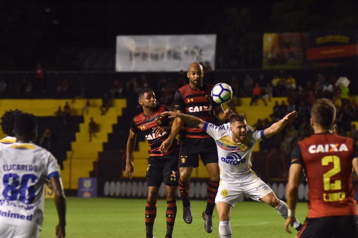 Vindo de quatro derrotas consecutivas na Série A, o Sport recebeu a Chapecoense na noite deste domingo, na Ilha do Retiro