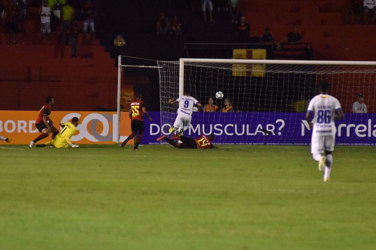 Vindo de quatro derrotas consecutivas na Série A, o Sport recebeu a Chapecoense na noite deste domingo, na Ilha do Retiro