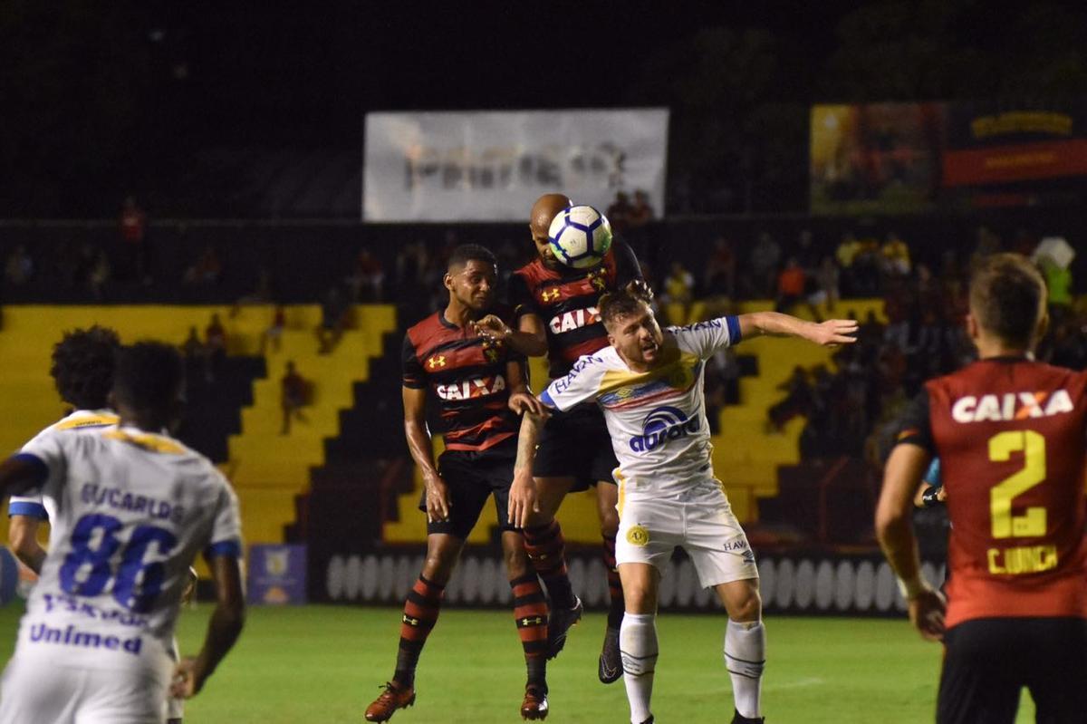 Vindo de quatro derrotas consecutivas na Série A, o Sport recebeu a Chapecoense na noite deste domingo, na Ilha do Retiro
