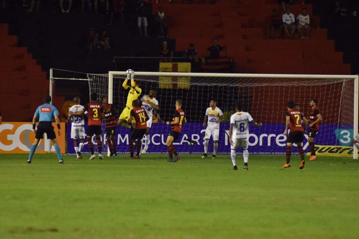 Vindo de quatro derrotas consecutivas na Série A, o Sport recebeu a Chapecoense na noite deste domingo, na Ilha do Retiro