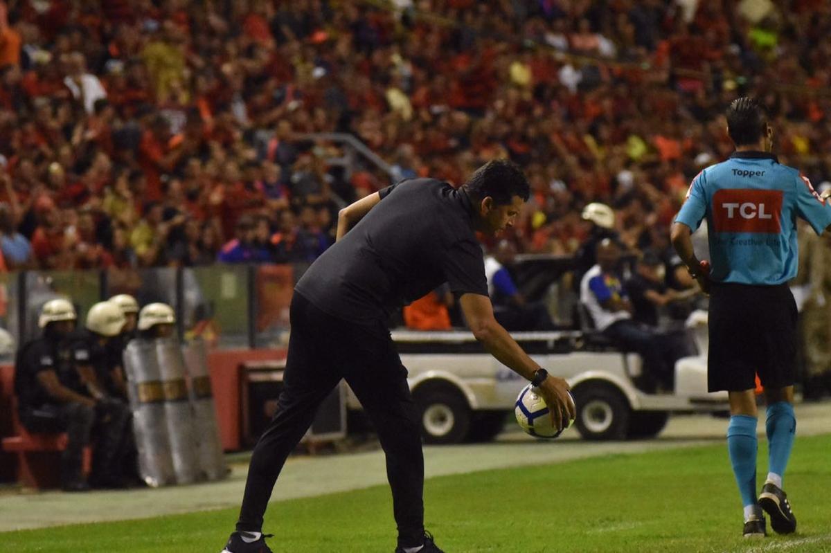 Vindo de quatro derrotas consecutivas na Série A, o Sport recebeu a Chapecoense na noite deste domingo, na Ilha do Retiro
