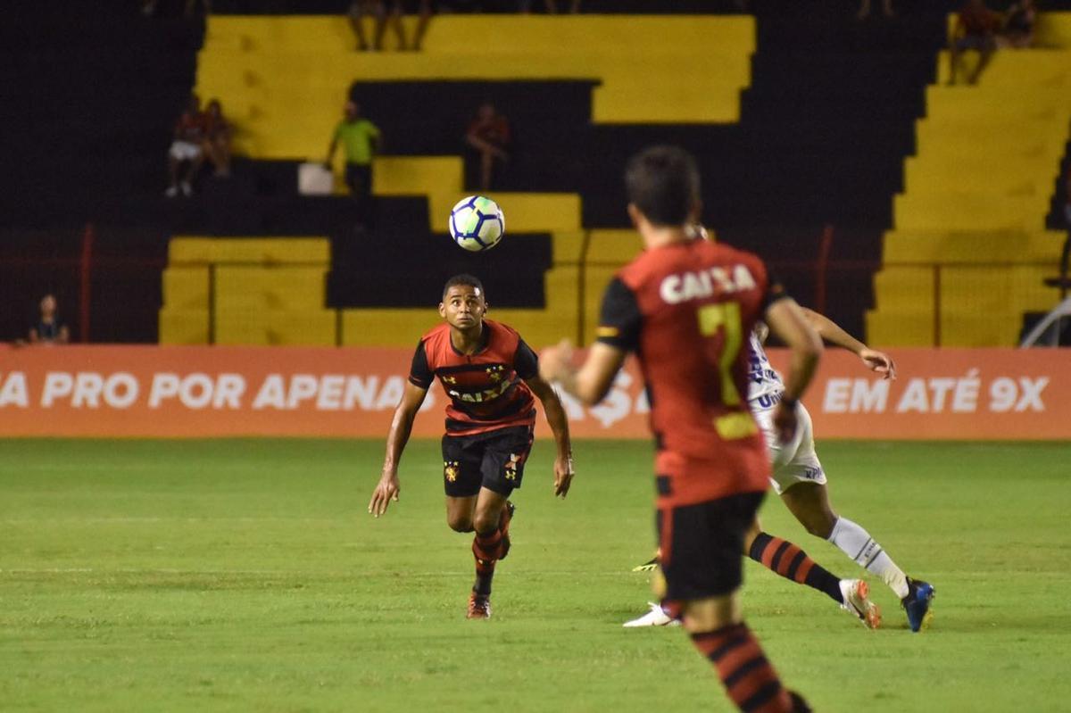 Vindo de quatro derrotas consecutivas na Série A, o Sport recebeu a Chapecoense na noite deste domingo, na Ilha do Retiro