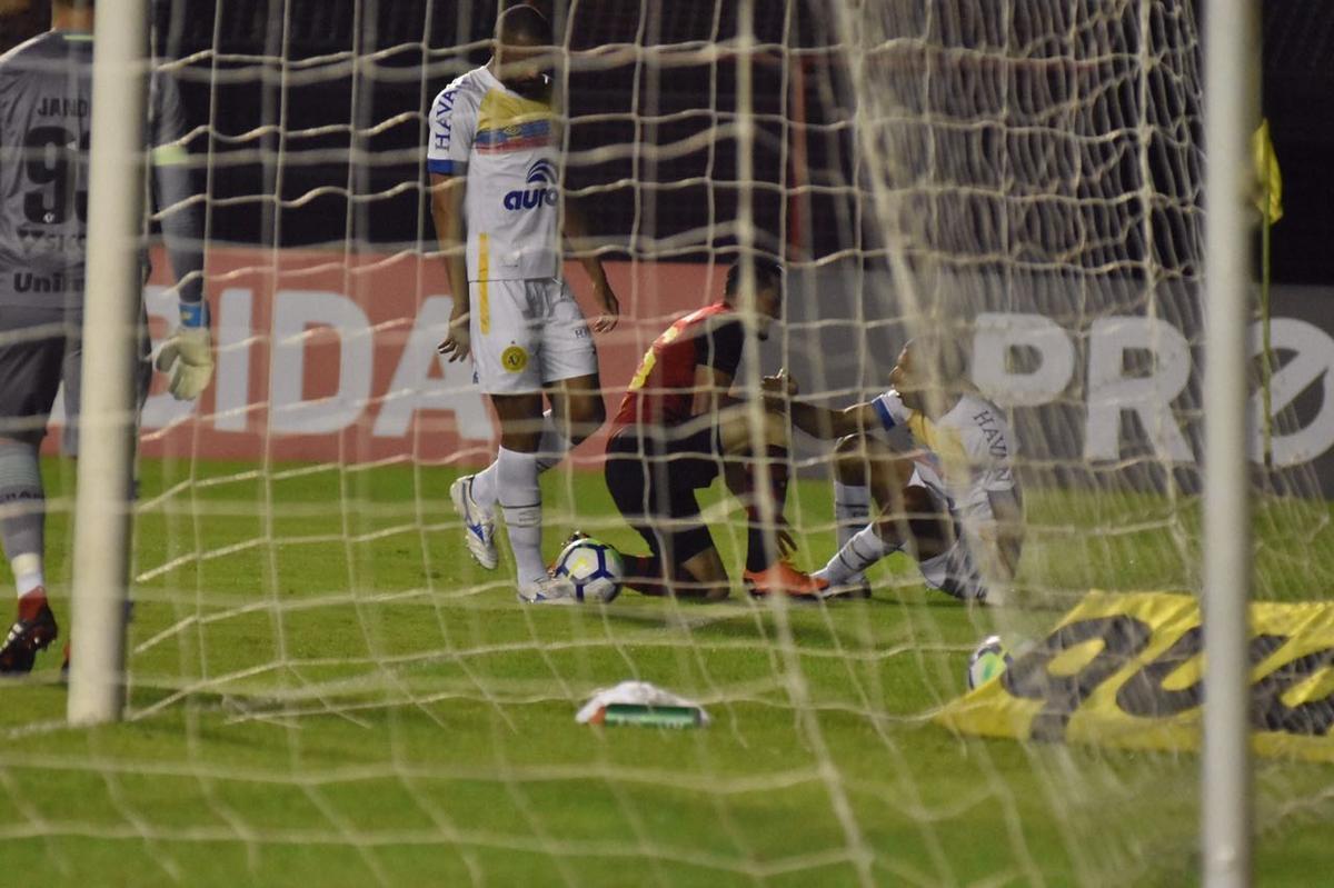 Vindo de quatro derrotas consecutivas na Série A, o Sport recebeu a Chapecoense na noite deste domingo, na Ilha do Retiro