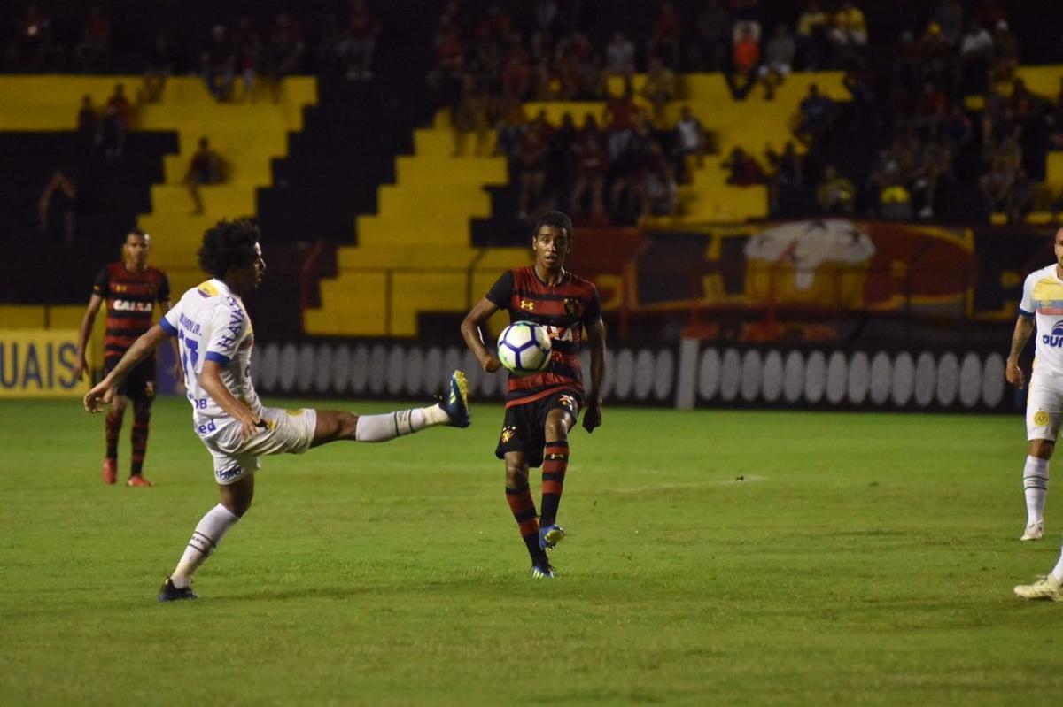 Vindo de quatro derrotas consecutivas na Série A, o Sport recebeu a Chapecoense na noite deste domingo, na Ilha do Retiro