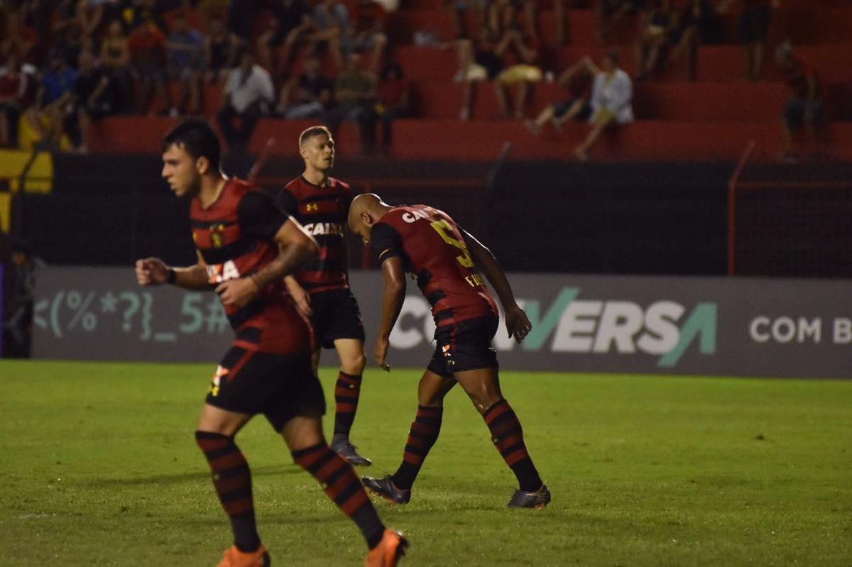 Vindo de quatro derrotas consecutivas na Série A, o Sport recebeu a Chapecoense na noite deste domingo, na Ilha do Retiro