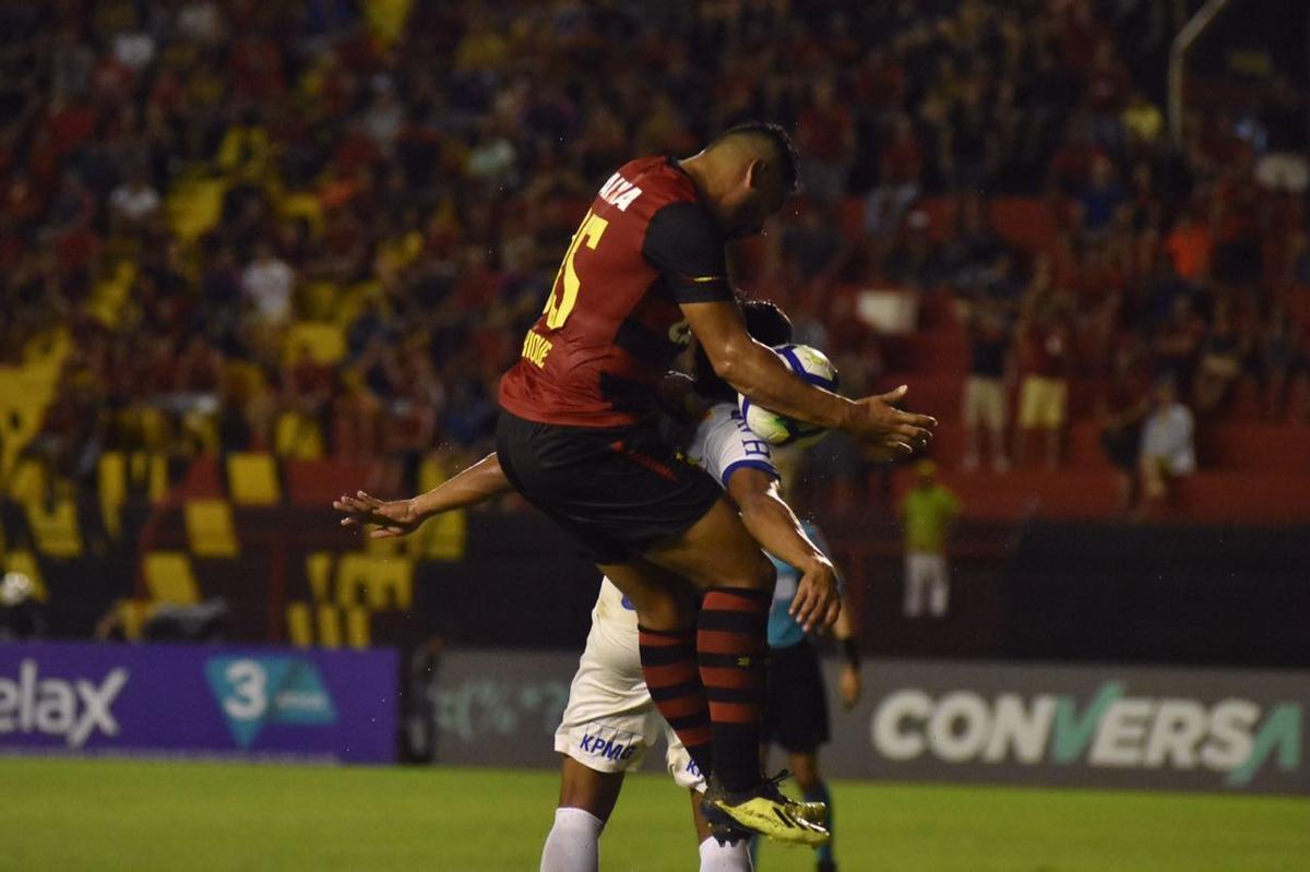 Vindo de quatro derrotas consecutivas na Série A, o Sport recebeu a Chapecoense na noite deste domingo, na Ilha do Retiro