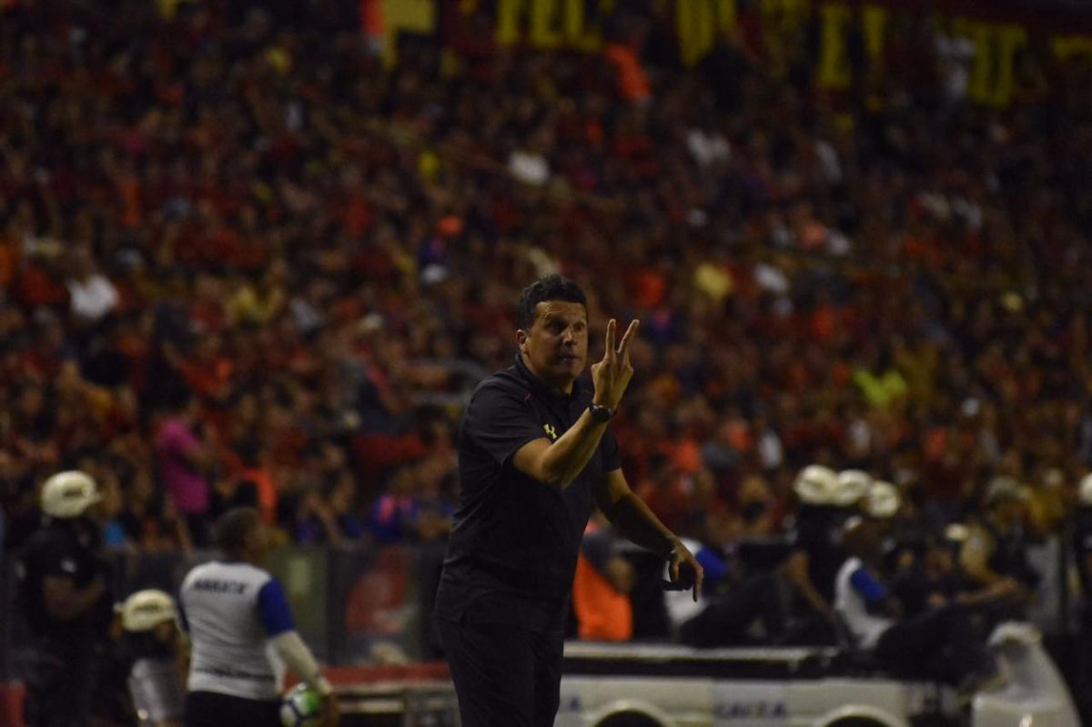 Vindo de quatro derrotas consecutivas na Série A, o Sport recebeu a Chapecoense na noite deste domingo, na Ilha do Retiro
