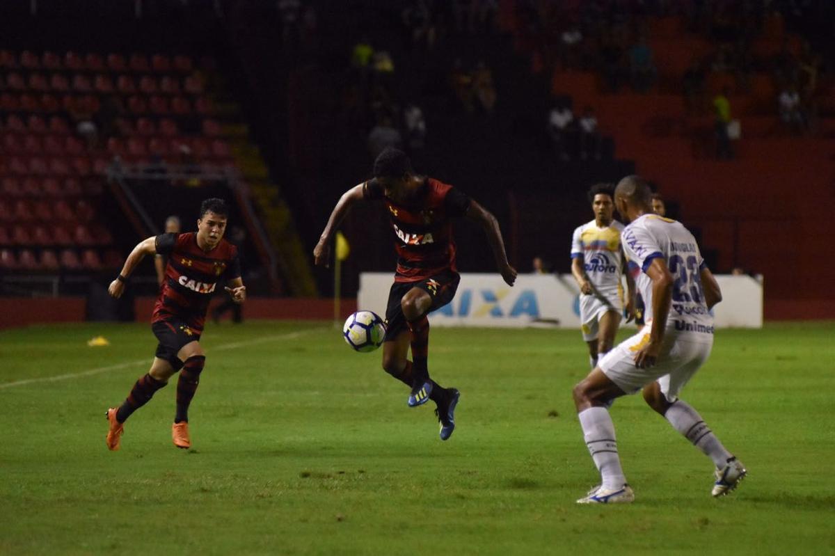 Vindo de quatro derrotas consecutivas na Série A, o Sport recebeu a Chapecoense na noite deste domingo, na Ilha do Retiro