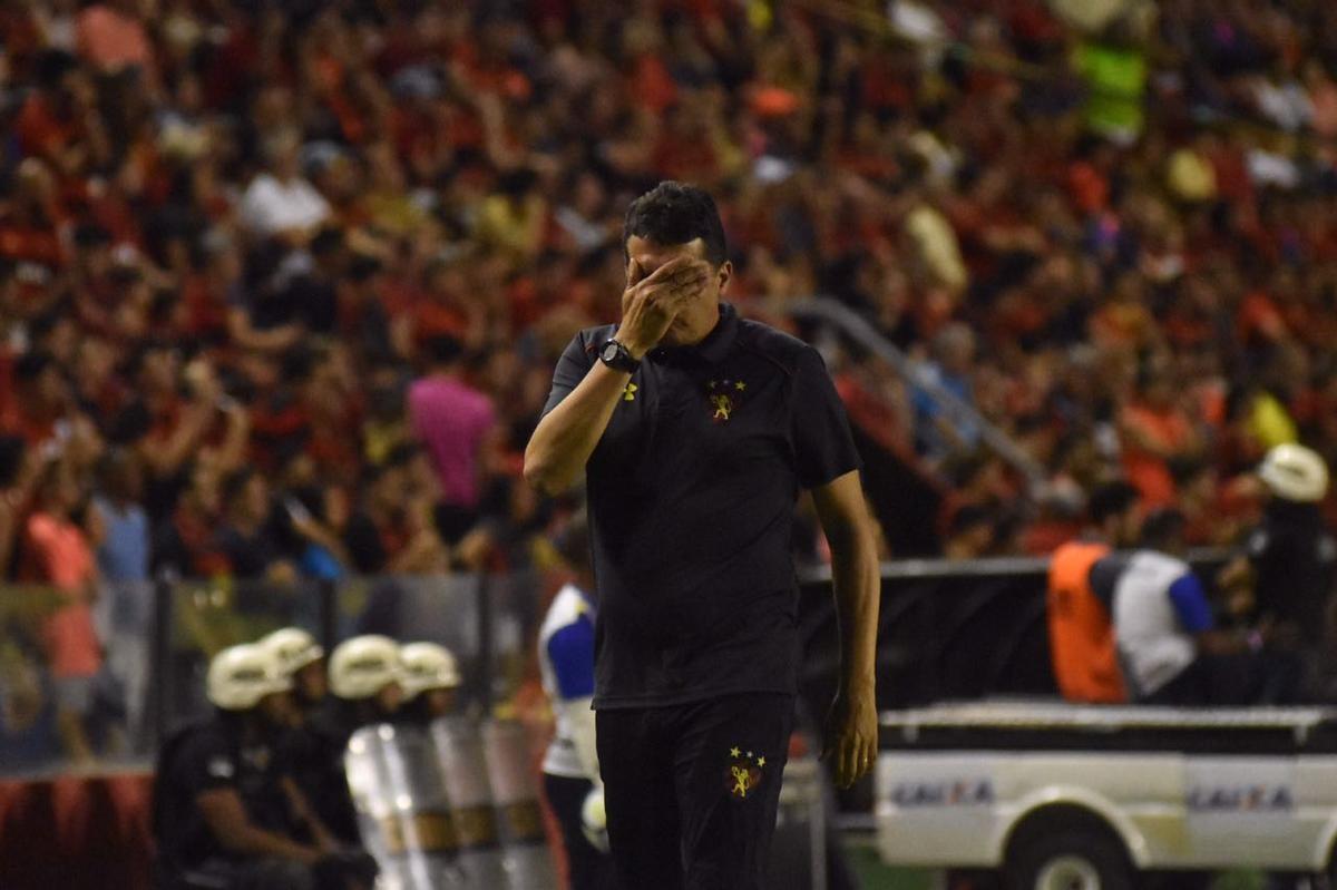 Vindo de quatro derrotas consecutivas na Série A, o Sport recebeu a Chapecoense na noite deste domingo, na Ilha do Retiro