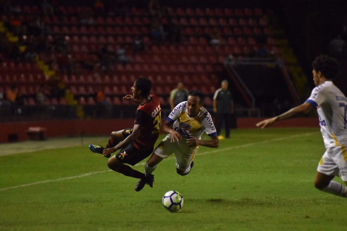 Vindo de quatro derrotas consecutivas na Série A, o Sport recebeu a Chapecoense na noite deste domingo, na Ilha do Retiro