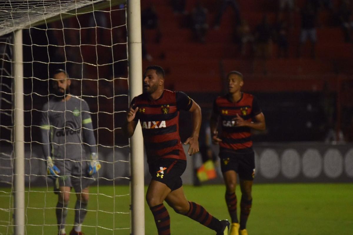 Vindo de quatro derrotas consecutivas na Série A, o Sport recebeu a Chapecoense na noite deste domingo, na Ilha do Retiro