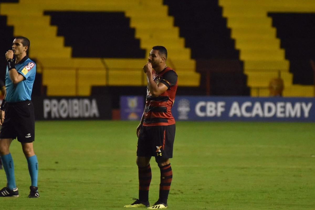 Vindo de quatro derrotas consecutivas na Série A, o Sport recebeu a Chapecoense na noite deste domingo, na Ilha do Retiro