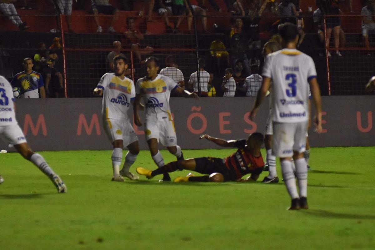 Vindo de quatro derrotas consecutivas na Série A, o Sport recebeu a Chapecoense na noite deste domingo, na Ilha do Retiro