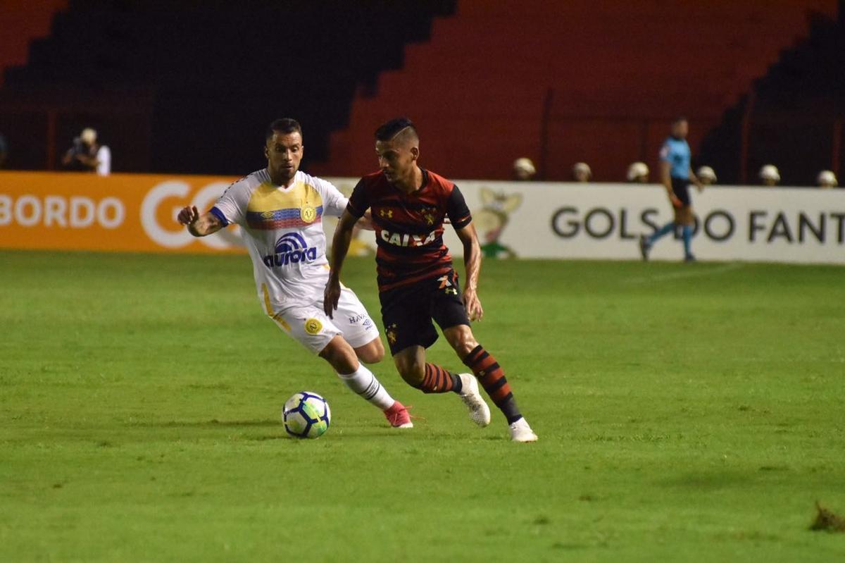 Vindo de quatro derrotas consecutivas na Série A, o Sport recebeu a Chapecoense na noite deste domingo, na Ilha do Retiro