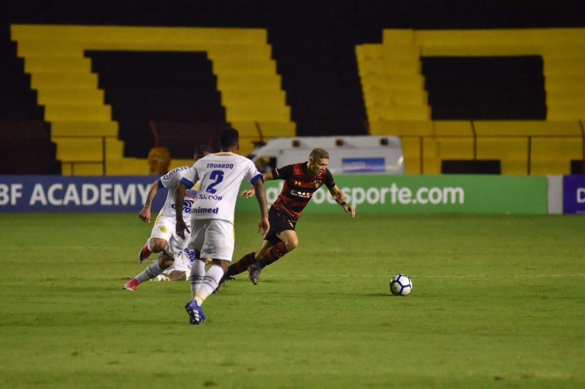 Vindo de quatro derrotas consecutivas na Série A, o Sport recebeu a Chapecoense na noite deste domingo, na Ilha do Retiro