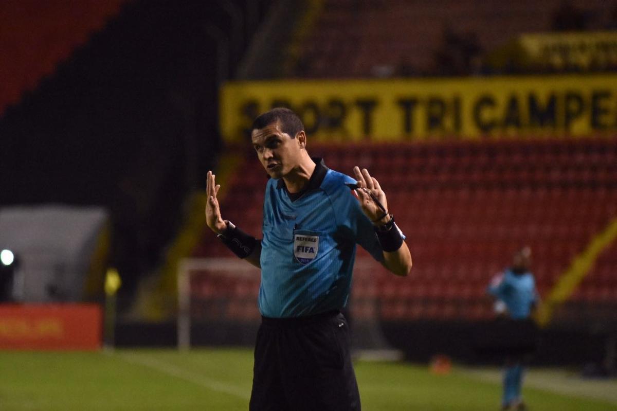 Vindo de quatro derrotas consecutivas na Série A, o Sport recebeu a Chapecoense na noite deste domingo, na Ilha do Retiro