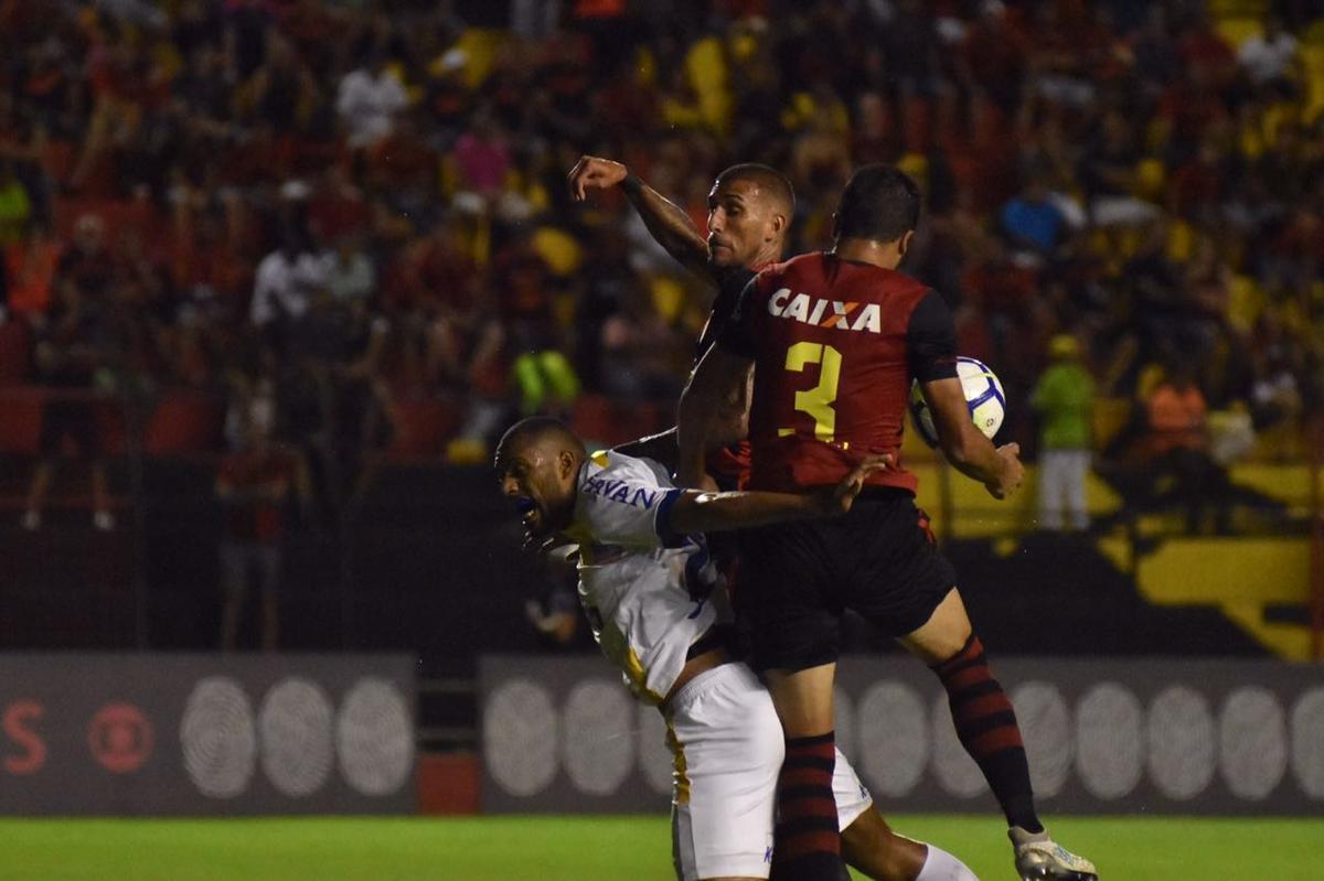 Vindo de quatro derrotas consecutivas na Série A, o Sport recebeu a Chapecoense na noite deste domingo, na Ilha do Retiro