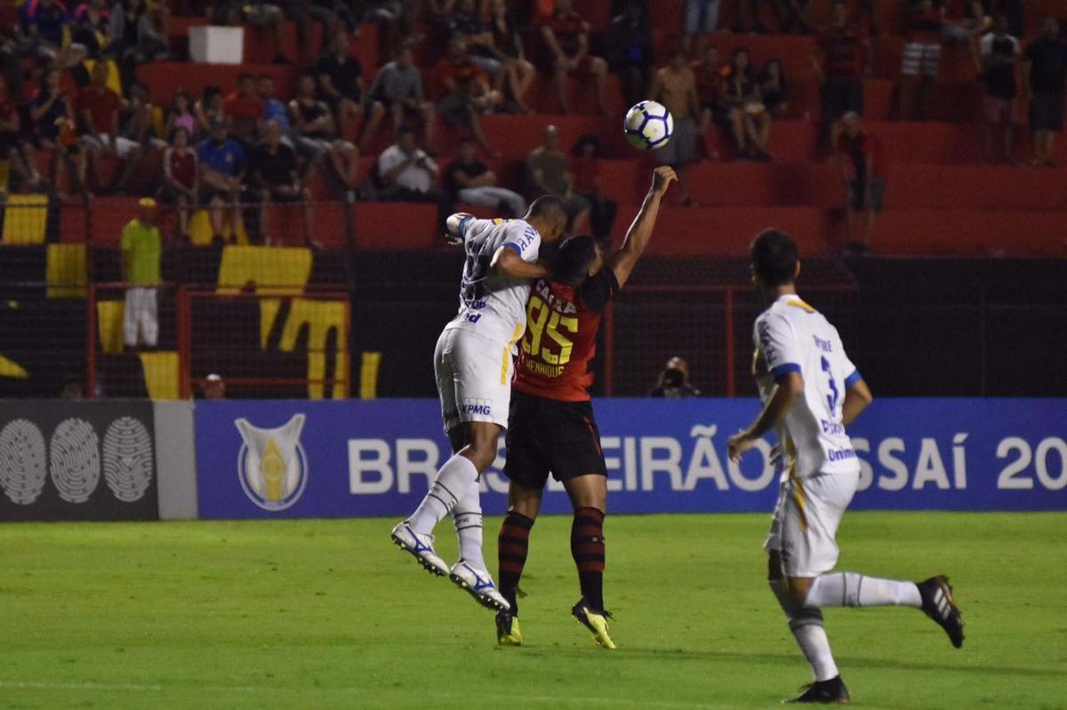Vindo de quatro derrotas consecutivas na Série A, o Sport recebeu a Chapecoense na noite deste domingo, na Ilha do Retiro