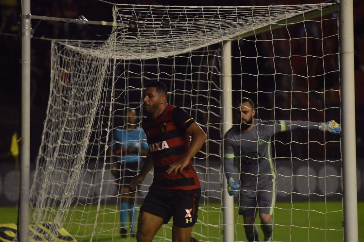 Vindo de quatro derrotas consecutivas na Série A, o Sport recebeu a Chapecoense na noite deste domingo, na Ilha do Retiro