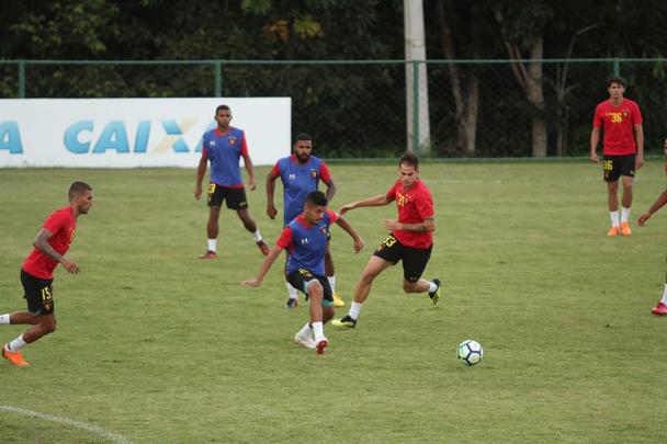 O Sport treinou nesta quarta-feira (08) com a presença do novo atacante do clube, Morato.