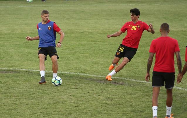 O Sport treinou nesta quarta-feira (08) com a presença do novo atacante do clube, Morato.