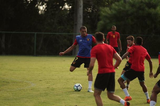 O Sport treinou nesta quarta-feira (8) com a presença do novo atacante do clube, Morato