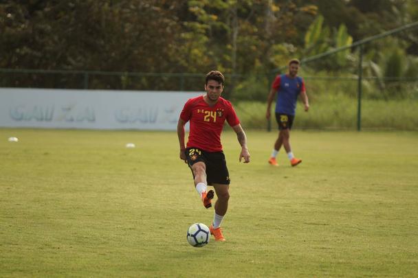 O Sport treinou nesta quarta-feira (8) com a presença do novo atacante do clube, Morato