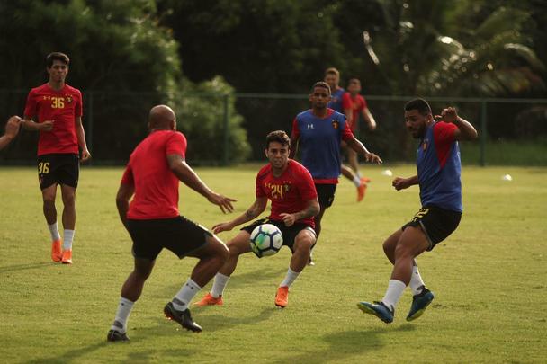 O Sport treinou nesta quarta-feira (8) com a presença do novo atacante do clube, Morato