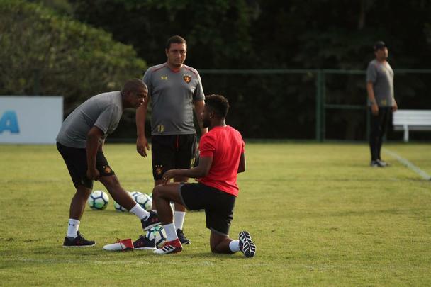 O Sport treinou nesta quarta-feira (8) com a presença do novo atacante do clube, Morato