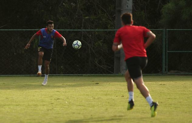 O Sport treinou nesta quarta-feira (8) com a presença do novo atacante do clube, Morato