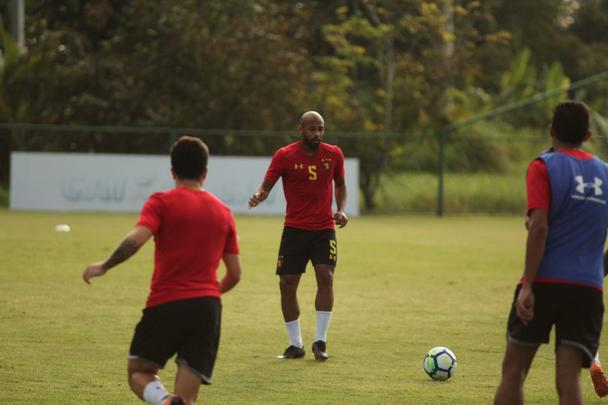 O Sport treinou nesta quarta-feira (8) com a presença do novo atacante do clube, Morato