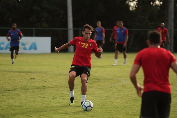 O Sport treinou nesta quarta-feira (8) com a presença do novo atacante do clube, Morato
