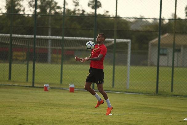 O Sport treinou nesta quarta-feira (8) com a presença do novo atacante do clube, Morato