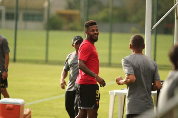 O Sport treinou nesta quarta-feira (8) com a presença do novo atacante do clube, Morato