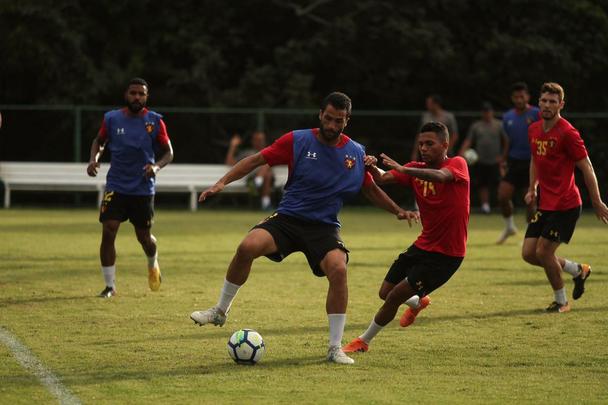 O Sport treinou nesta quarta-feira (8) com a presença do novo atacante do clube, Morato